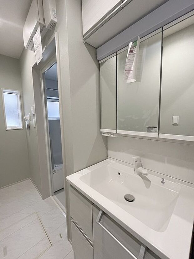 三面鏡に洗面台。 コンセントに照明機能、多機能性を備えた設備です。  