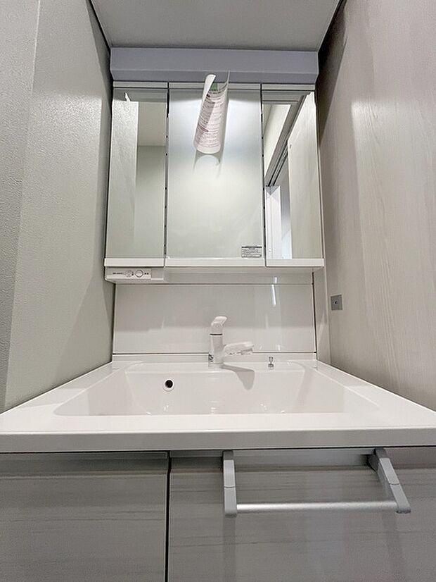 三面鏡に洗面台。 コンセントに照明機能、多機能性を備えた設備です。  