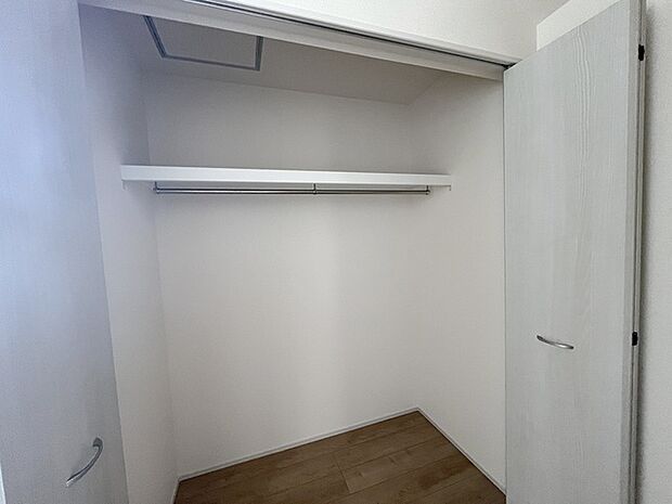 豊富な収納スペースもこの物件の特長の一つ。各所に収納が完備されており、生活をスッキリと整えることができます。