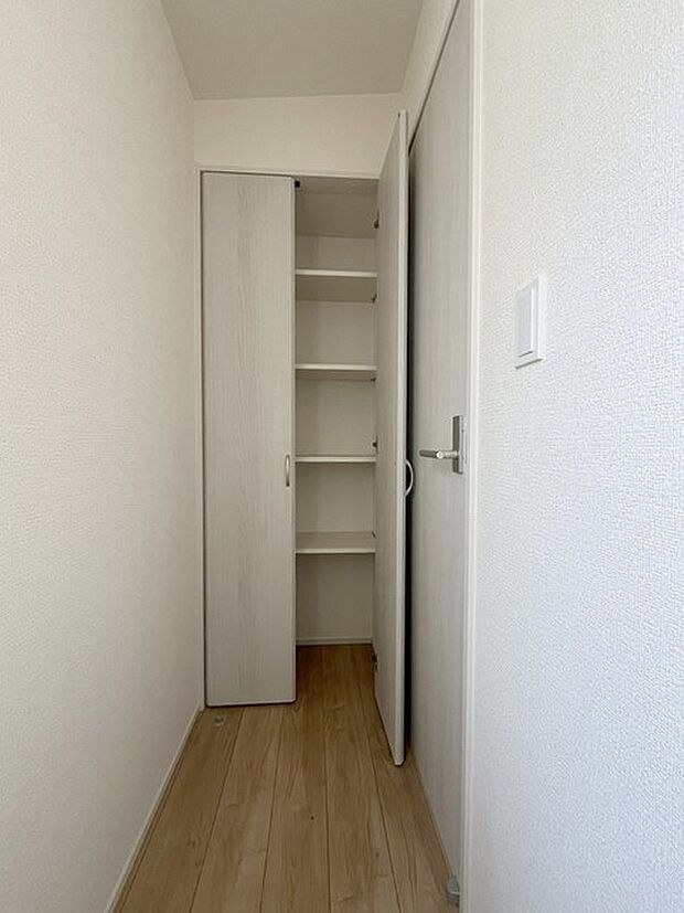 各所に効率的に配置された収納スペースがあり、日常のモノをすっきりと収納できます。