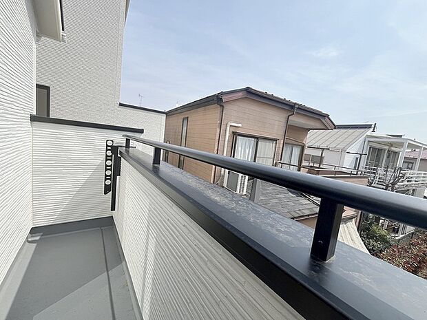 季節の変化や天気の良い日には、バルコニーでの時間が心地よく、気分をリフレッシュさせることができます。