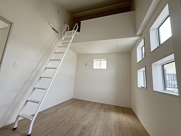 吹抜けの空間を意識した開放感のある間取り。そして上部にロフトを配置。スタイリッシュかつ収納も豊富で長く機能的に住める家を目指して。 