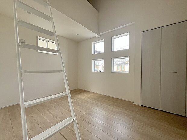 洋室はモダンなデザインと機能性を備え、快適な生活空間に。明るい窓から差し込む自然光が広々とした空間をさらに明るく開放的に感じさせます。  