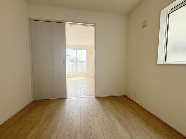 スマートなデザインと賢い収納が生活を快適にします。広々とした雰囲気を演出する工夫が施され、生活空間の魅力を引き出します。  