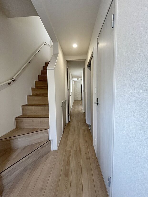 実際に室内をご見学頂くと生活のイメージが広がると思います。家具を置いたイメージや窓からの景色など。周辺で販売に出している物件も一緒にまとめてご見学頂き、比較する事もできます。