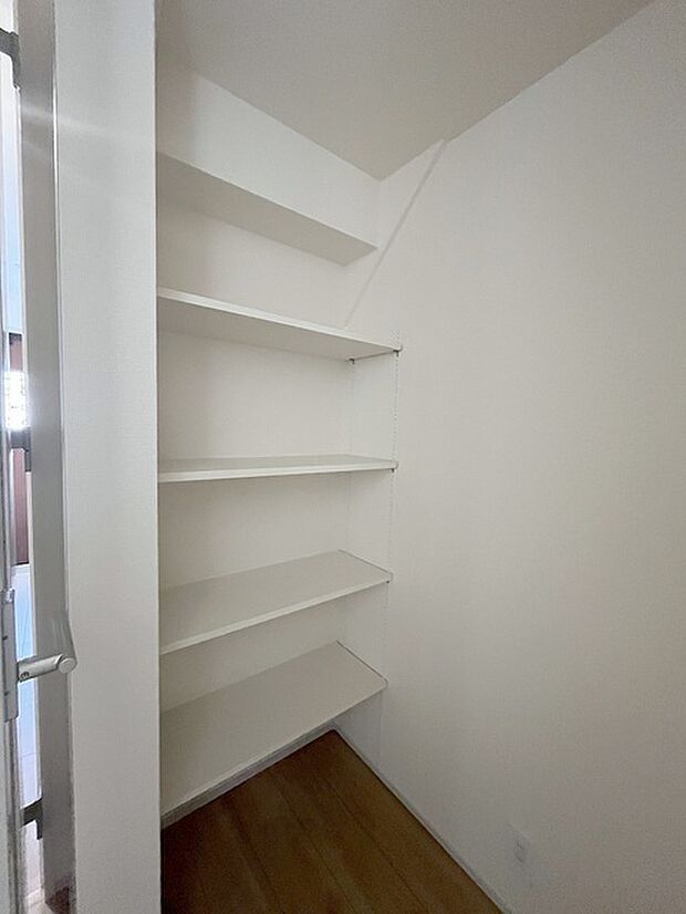豊富な収納スペースもこの物件の特長の一つ。各所に収納が完備されており、生活をスッキリと整えることができます。