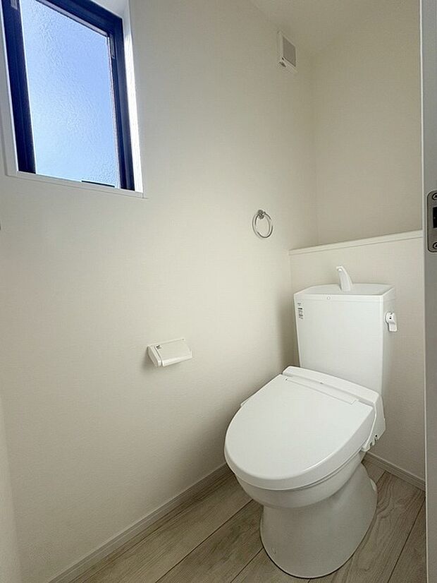 トイレにはウォシュレット機能を標準装備。