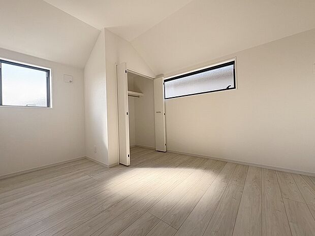 スタイリッシュなデザインと快適な居住性を兼ね備えた洋室。広々とした空間は、自分らしいインテリアを楽しむことができるほか、リラックスした時間を過ごすことができそうです。