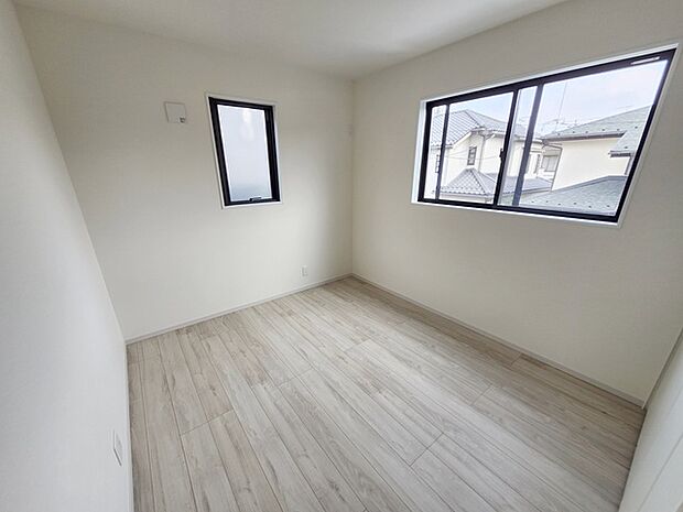 実際に室内をご見学頂くと生活のイメージが広がります。家具を置いたイメージや窓からの景色など、現地で体感ください。