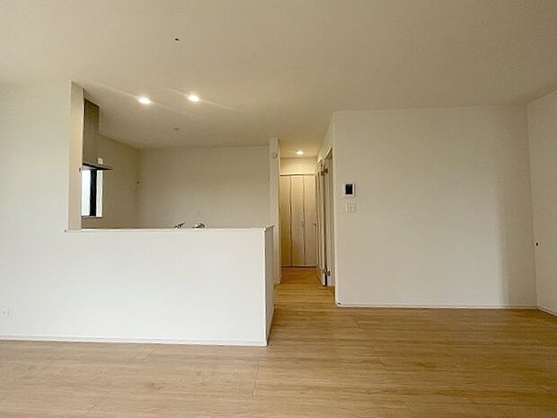 家族が食事するダイニングスペースをキッチンから見渡せる設計に。お料理をしながら家族とのコミュニケーションが増えそうな予感。