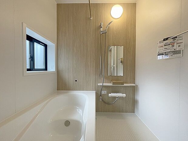 一日の疲れを癒してくれるゆったりとしたバスルームです。