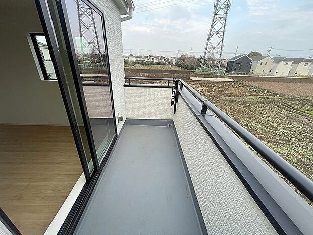 季節の変化や天気の良い日には、バルコニーでの時間が心地よく、気分をリフレッシュさせることができます。