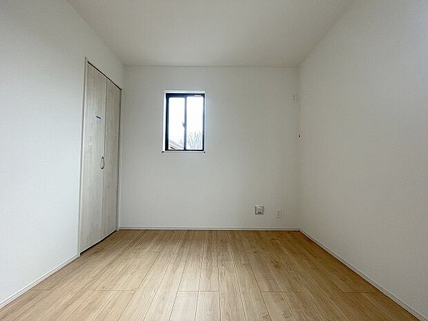 スマートなデザインと賢い収納が生活を快適にします。広々とした雰囲気を演出する工夫が施され、生活空間の魅力を引き出します。