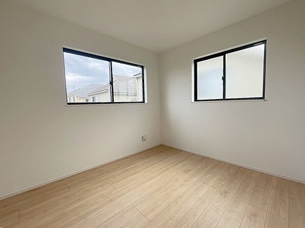 スタイリッシュなデザインと快適な居住性を兼ね備えた洋室。広々とした空間は、自分らしいインテリアを楽しむことができるほか、リラックスした時間を過ごすことができそうです。