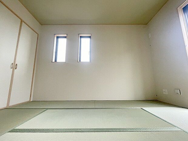 畳の香りと柔らかな光がリラックスした空間を作ります。