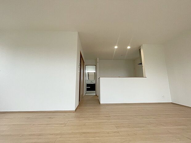 家族が食事するダイニングスペースをキッチンから見渡せる設計に。お料理をしながら家族とのコミュニケーションが増えそうな予感。