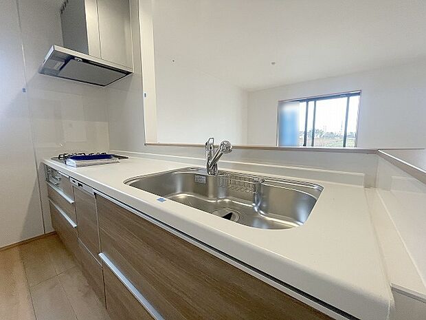 カウンターキッチンは、キッチン側とリビング側に分かれてお店間隔でのお食事も可能!! お休みの日には、いろいろな楽しみ方を家族みんなでお楽しみください