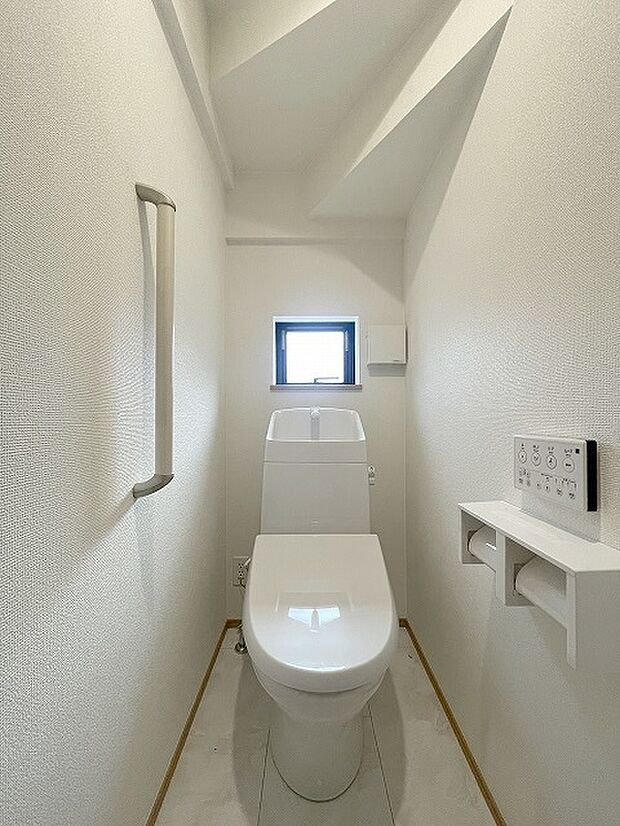 階段下を有効活用したトイレスペース。 便座はもちろんウォシュレット。