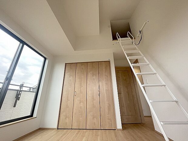 吹抜けの空間を意識した開放感のある間取り。そして上部にロフトを配置。スタイリッシュかつ収納も豊富で長く機能的に住める家を目指して。