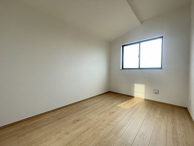 勾配天井の2階のお部屋。この勾配の角度がお洒落な雰囲気を感じさせてくれます。