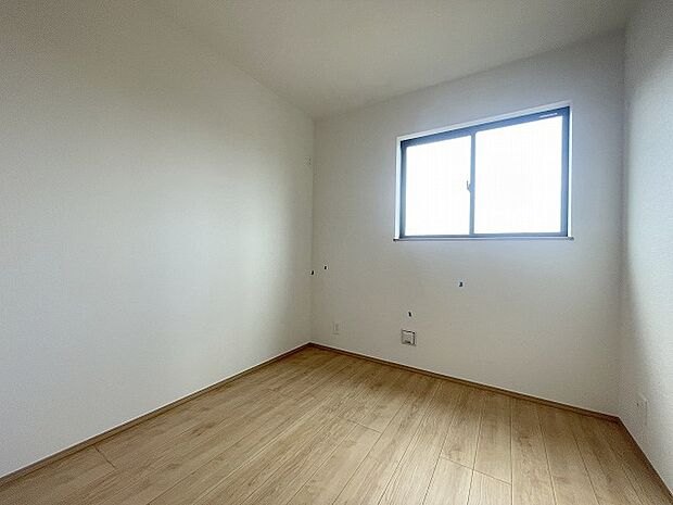 実際に室内をご見学頂くと生活のイメージが広がると思います。家具を置いたイメージや窓からの景色など。周辺で販売に出している物件も一緒にまとめてご見学頂き、比較する事もできます。