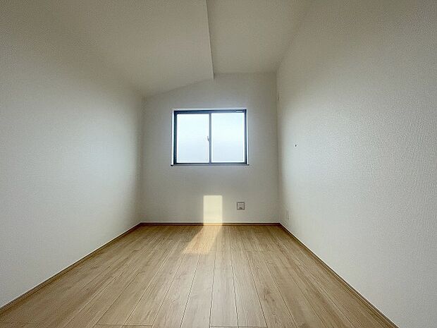 スマートなデザインと賢い収納が生活を快適にします。広々とした雰囲気を演出する工夫が施され、生活空間の魅力を引き出します。