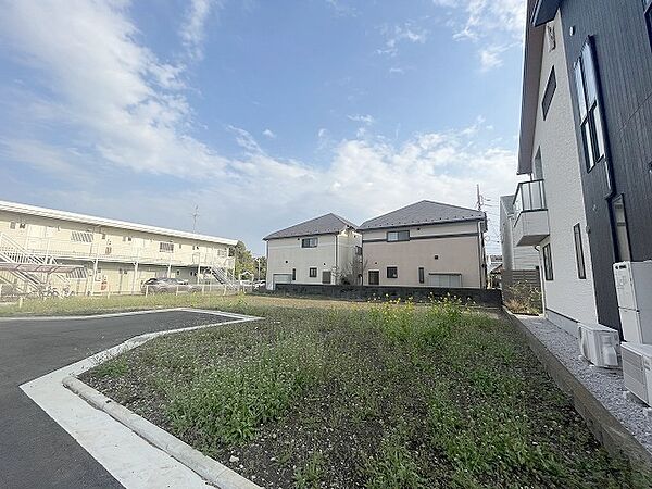 現地ご見学の際、スタッフが様々なご質問に対応いたします、周辺環境、前面道路、建築可能な建物について、ぜひご相談ください。
