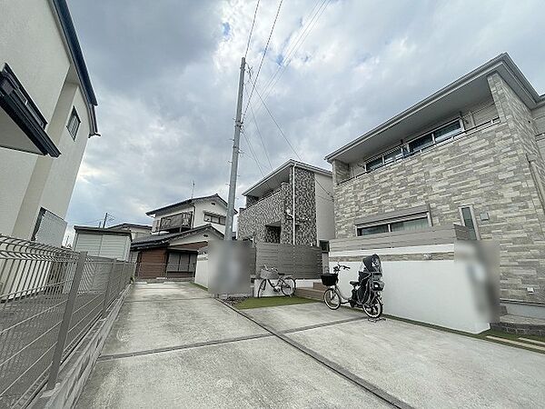周辺の街並みの中で適度な主張、生活に溶け込むシンプルなデザインの外観が魅力の一戸建です。