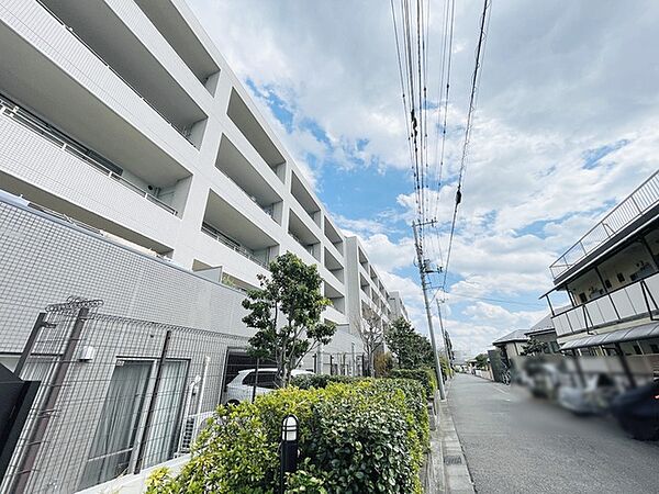 周辺は住宅が建ち並ぶ閑静な住宅街です。