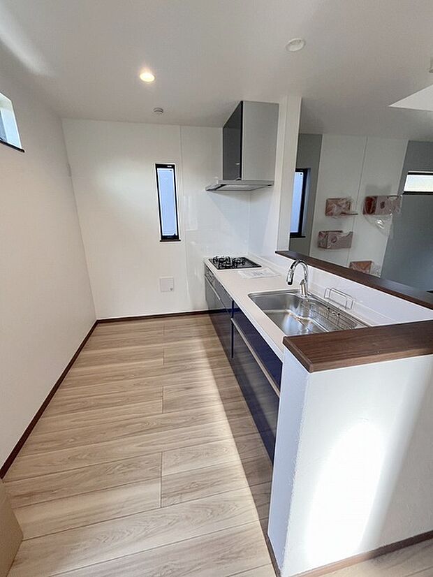 キッチンコンロスペースの近くには、空気の入れ替えが可能な開口部を設置!! お料理をする際には、換気扇を回しながら匂いが籠らない様に開放してお料理もお楽しみ頂けます。