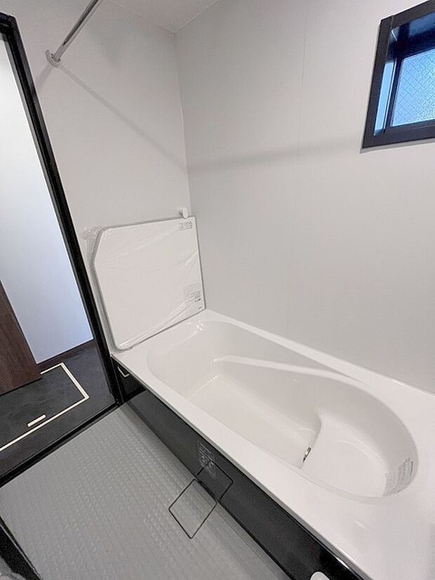 一日の疲れを癒してくれるゆったりとしたバスルームです。