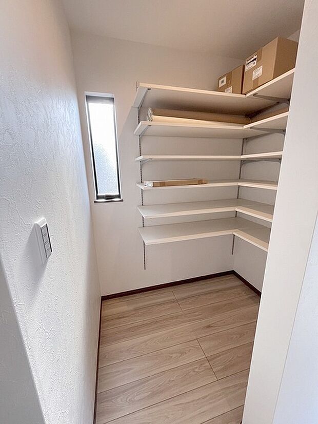 各所に効率的に配置された収納スペースがあり、日常のモノをすっきりと収納できます。