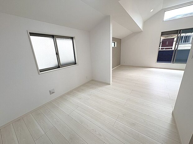 家族みんなが集まるリビング。広さを重視した家族全員が集まれるリビングは、住む上で大事な空間になります。 