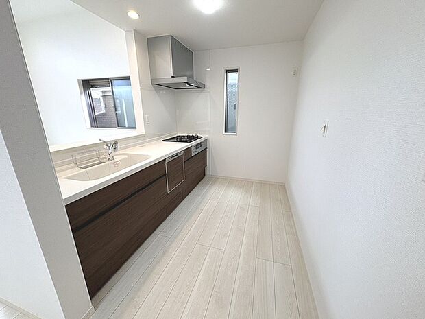 カウンターキッチンならではの開放的な見通し、全体が見渡せることでご家族の団欒スペースもより明るく笑顔が溢れる空間となります。 