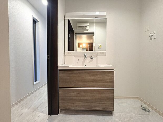 三面鏡に洗面台。 コンセントに照明機能、多機能性を備えた設備です。  