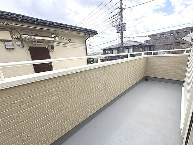 季節の変化や天気の良い日には、バルコニーでの時間が心地よく、気分をリフレッシュさせることができます。 