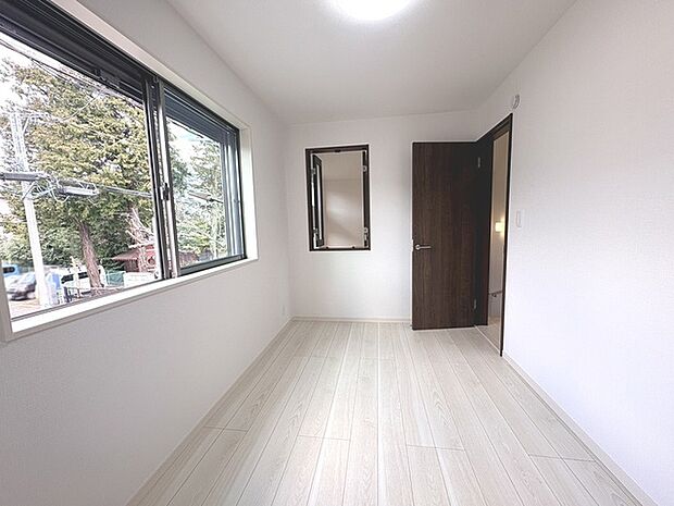 洋室はモダンなデザインと機能性を備え、快適な生活空間に。明るい窓から差し込む自然光が広々とした空間をさらに明るく開放的に感じさせます。  