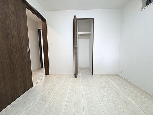 色々な用途に使えるフリースペースのある邸宅。仕事の書斎や趣味の空間や子供のワークスペース、季節物の収納など色々な用途に利用できそうな予感。 