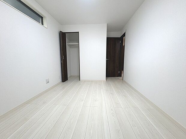 実際に室内をご見学頂くと生活のイメージが広がると思います。家具を置いたイメージや窓からの景色など。周辺で販売に出している物件も一緒にまとめてご見学頂き、比較する事もできます。