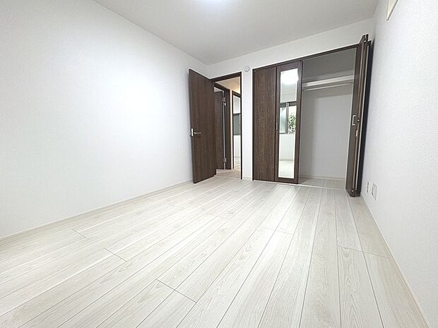 色々な用途に使えるフリースペースのある邸宅。仕事の書斎や趣味の空間や子供のワークスペース、季節物の収納など色々な用途に利用できそうな予感。 