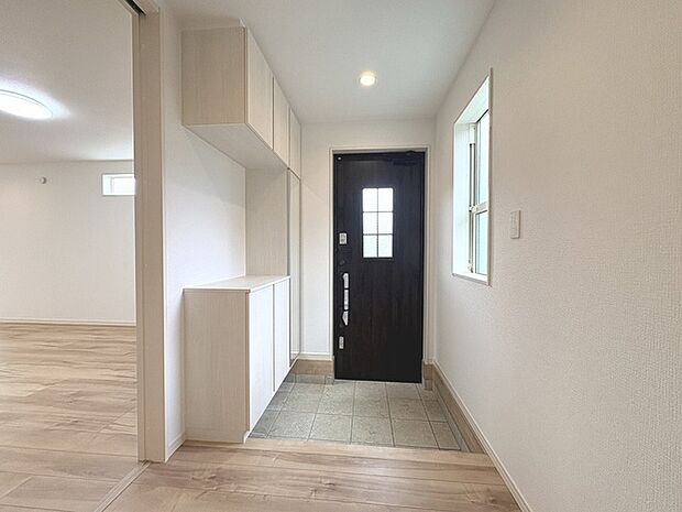 玄関は家の第一印象を左右する重要な場所。ほどよい広さとスタイリッシュな色遣いが印象的です。