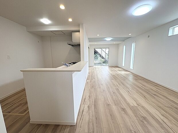 カウンターキッチンならではの開放的な見通し、全体が見渡せることでご家族の団欒スペースもより明るく笑顔が溢れる空間となります。 