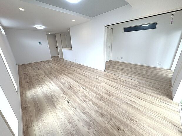 家族みんなが集まるリビング。広さを重視した家族全員が集まれるリビングは、住む上で大事な空間になります。 