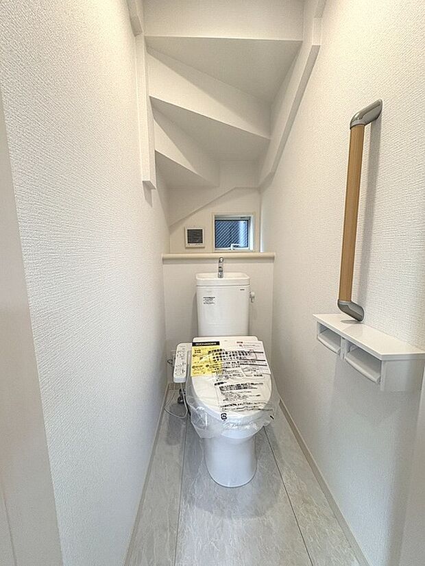 階段下を有効活用したトイレスペース。 便座はもちろんウォシュレット。  