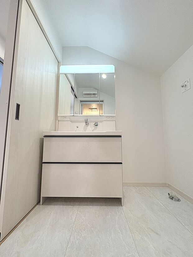 三面鏡に洗面台。 コンセントに照明機能、多機能性を備えた設備です。  