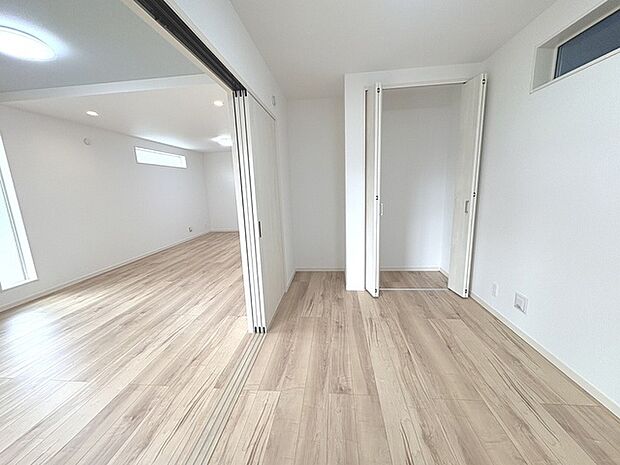 洋室はモダンなデザインと機能性を備え、快適な生活空間に。明るい窓から差し込む自然光が広々とした空間をさらに明るく開放的に感じさせます。