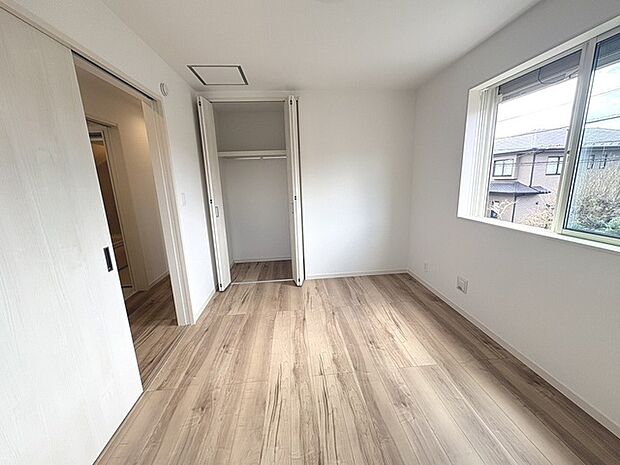 スマートなデザインと賢い収納が生活を快適にします。広々とした雰囲気を演出する工夫が施され、生活空間の魅力を引き出します。  