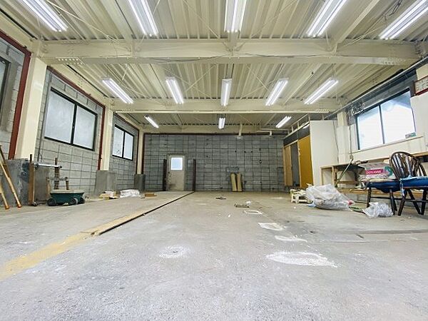 1階ガレージ～十分な広さと高さがあるので駐車場、作業場や倉庫など活用できそうです。