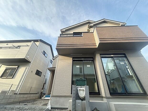 周辺の街並みの中で適度な主張、生活に溶け込むシンプルなデザインの外観が魅力の一戸建です。 