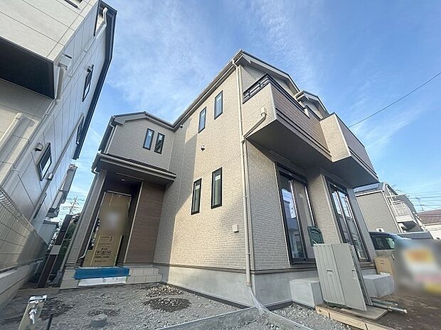 周辺の街並みの中で適度な主張、生活に溶け込むシンプルなデザインの外観が魅力の一戸建です。 